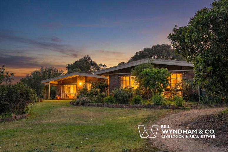 25 Neals Road Metung VIC 3904