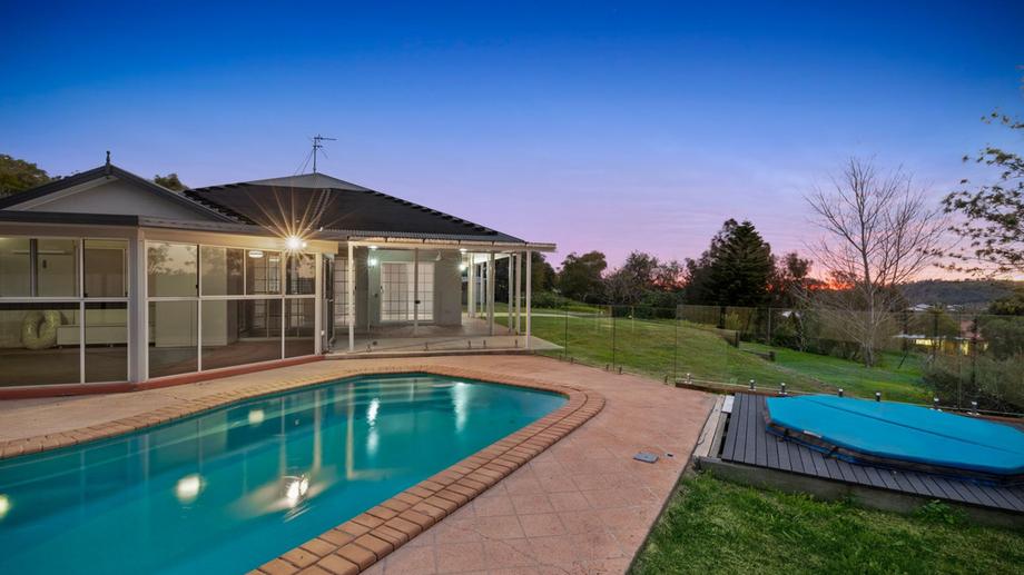 6 Ash Court Glenvale QLD 4350