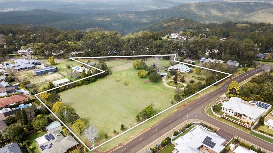 526 Mackenzie Street Middle Ridge QLD 4350