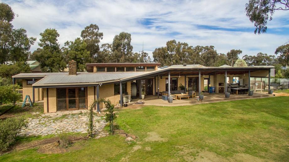 4 Tchumlock Court Ascot VIC 3551