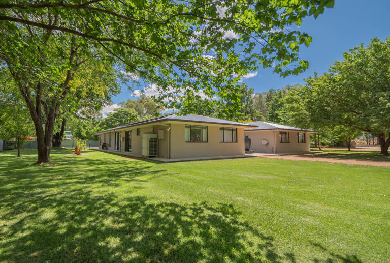 2 Kelly Road Parkes NSW 2870
